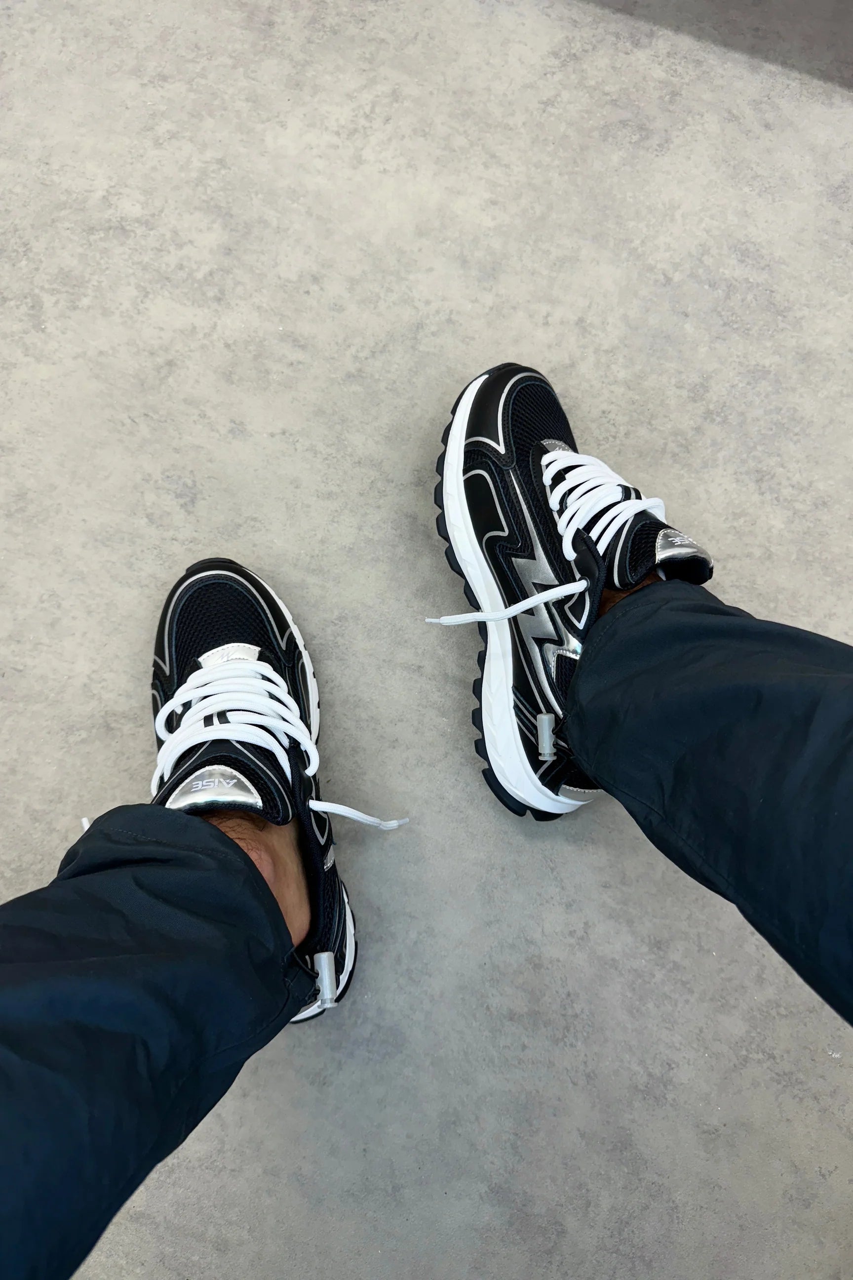 Carbon Chrome Cosmo Runner